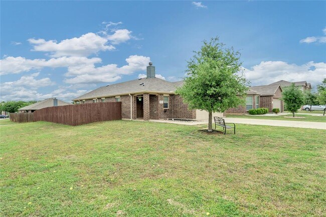 9001 Tumbleweed Drive, Aubrey, TX 76227 photo 2
