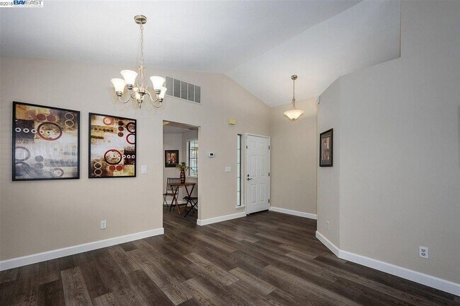 Beautiful Two Bedroom Home in Pleasanton photo 2
