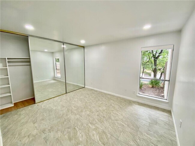 6910 Hart Ln Austin, TX 78731 photo 4