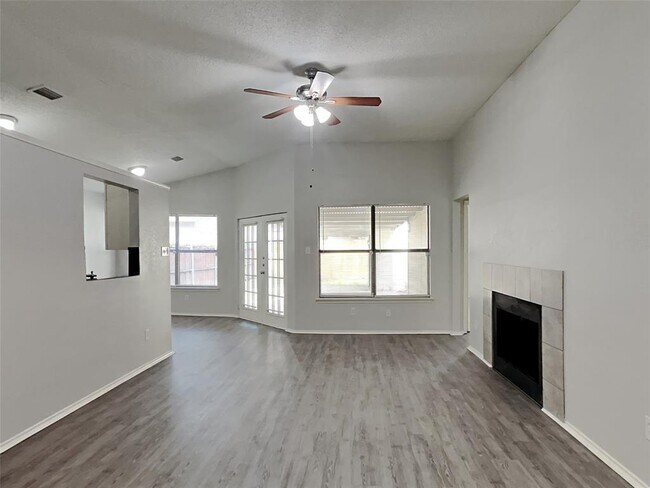 1201 Hilburn Court, Irving, TX 75060 photo 2