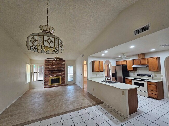 FREE RENT 3 BEDROOM 2 BATHS WITH A FIREPLACE / 101  THUNDERBIRD photo 4