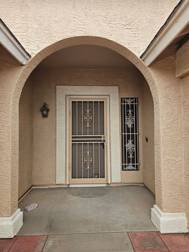 FREE RENT 3 BEDROOM 2 BATHS WITH A FIREPLACE / 101  THUNDERBIRD photo 3