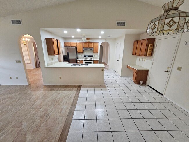 FREE RENT 3 BEDROOM 2 BATHS WITH A FIREPLACE / 101  THUNDERBIRD photo 5