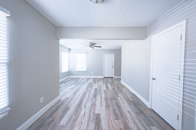 223 SE 13th St Grand Prairie, TX 75051 photo 2