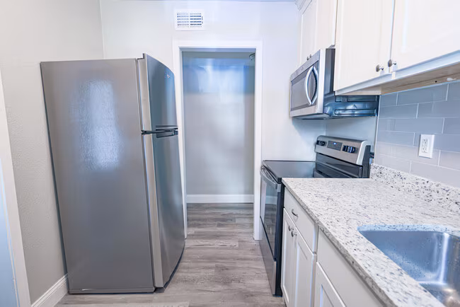 223 SE 13th St Grand Prairie, TX 75051 photo 4