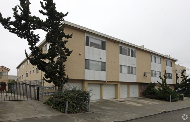 Stanley Court Apartments photo 3