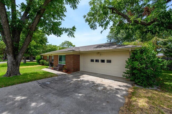 2109 Barbell Lane, Fort Worth, TX 76111 photo 3