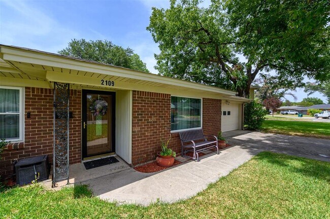 2109 Barbell Lane, Fort Worth, TX 76111 photo 4