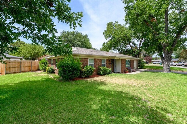 2109 Barbell Lane, Fort Worth, TX 76111 photo 2