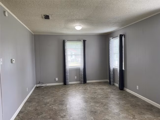 806 West 8th Street, Taylor, TX 76574 photo 5