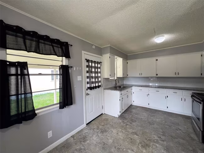 806 West 8th Street, Taylor, TX 76574 photo 4