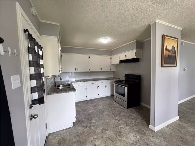 806 West 8th Street, Taylor, TX 76574 photo 3