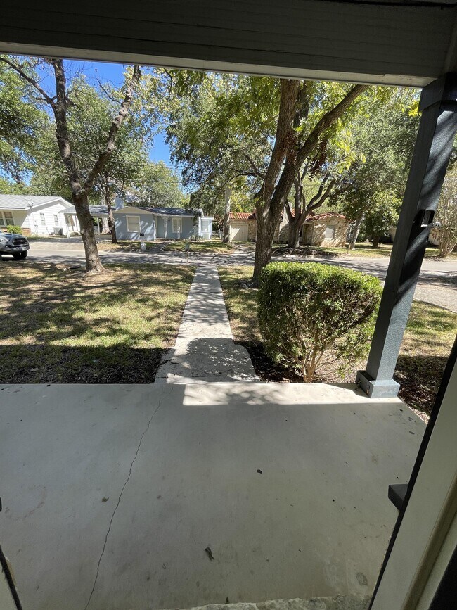 935 Allen Ave New Braunfels, TX 78130 photo 4