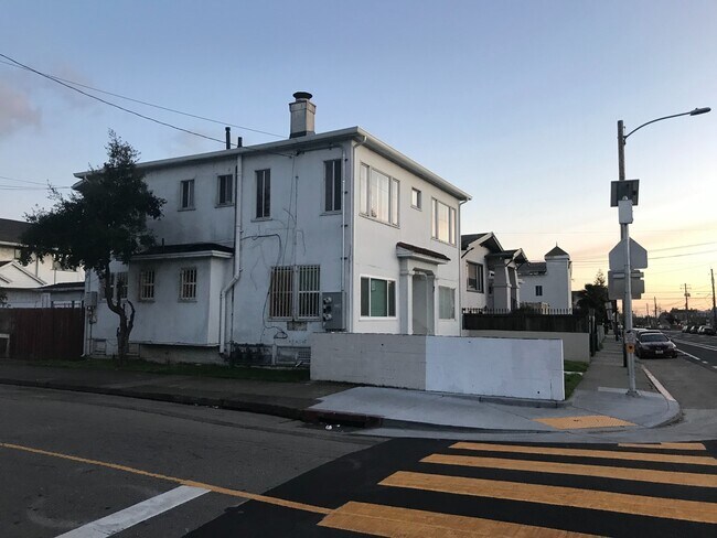 3236 Market Street, Oakland, CA 94608 photo 2