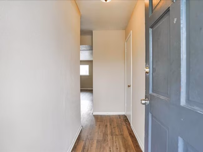 Hollyvale Apartments photo 2