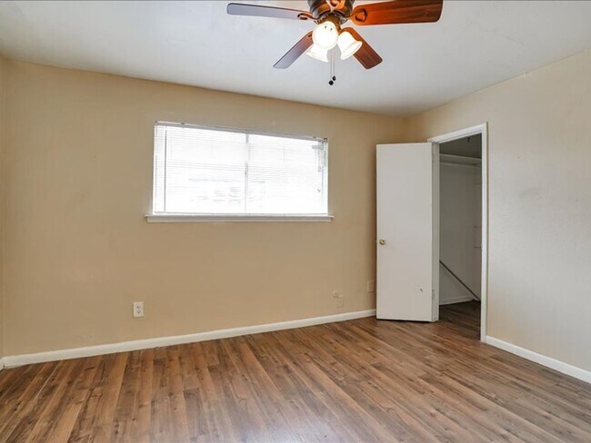 Hollyvale Apartments photo 5