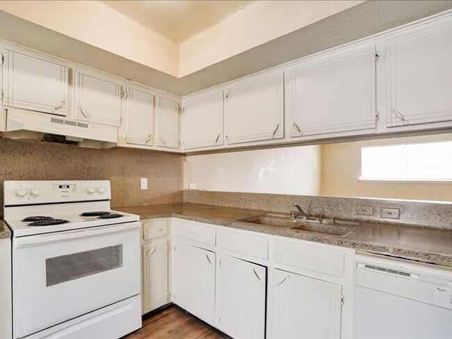 Hollyvale Apartments photo 4