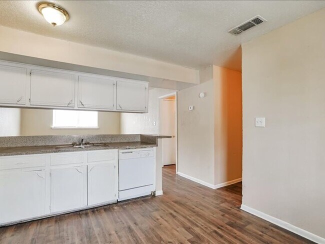 Hollyvale Apartments photo 3