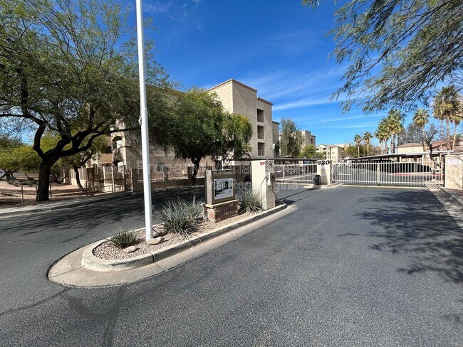 920 E Devonshire Ave Phoenix, AZ 85014 photo 2