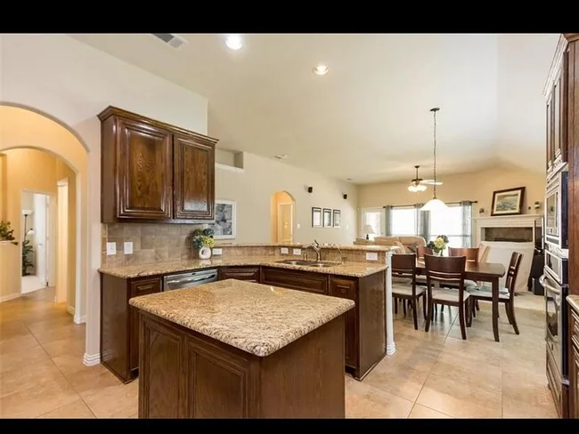 897 Witherby Lane, Lewisville, TX 75067 photo 2