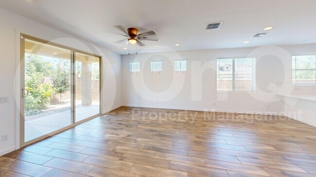 17108 West Fallen Leaf Lane, Surprise, AZ 85387 photo 4
