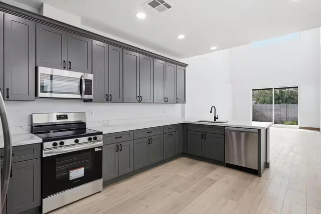 2805 Trumbull Rd Phoenix, AZ 85353 photo 5