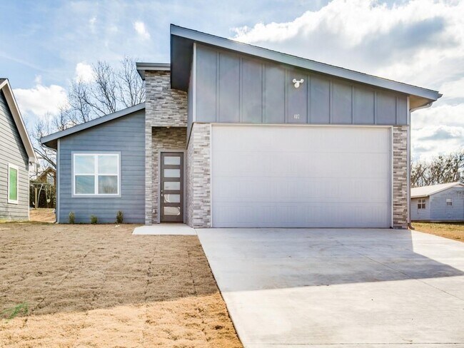 407 Scott Lane, Pilot Point, TX 76258 photo 2