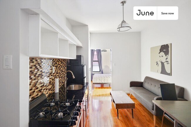 531 W 48th St New York, NY 10036 photo 4