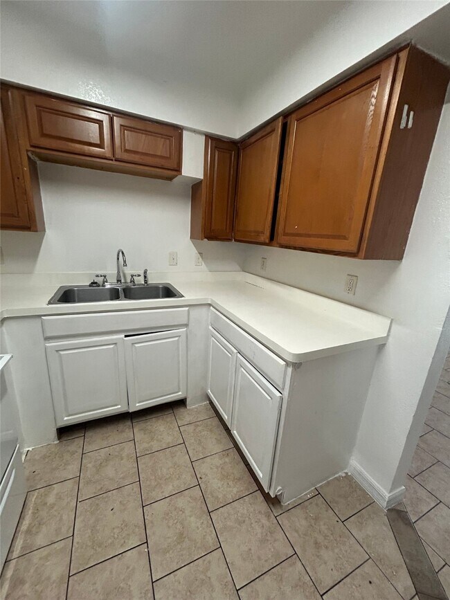 7201 Hallshire Dr photo 2