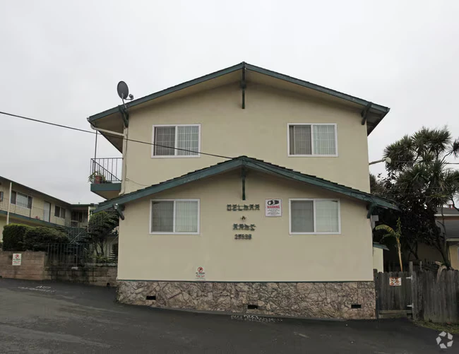 Del Mar Apartments photo 2