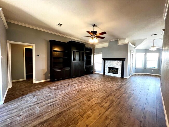 537 Meadowcrest Drive, Burleson, TX 76028 photo 4