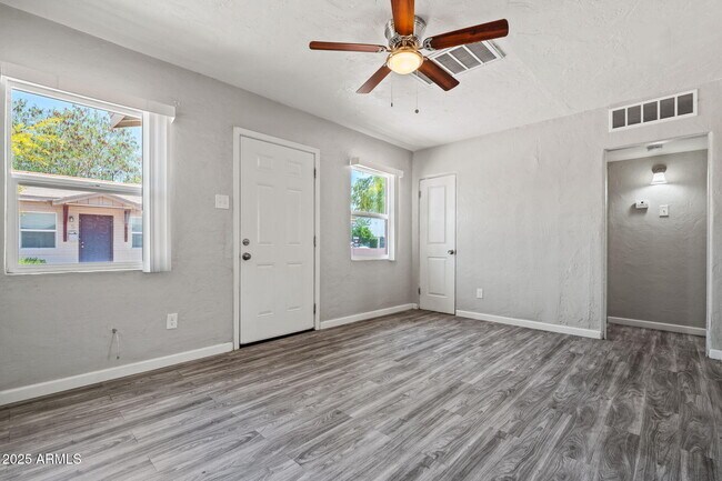 528 E Pierson St Phoenix, AZ 85012 photo 3