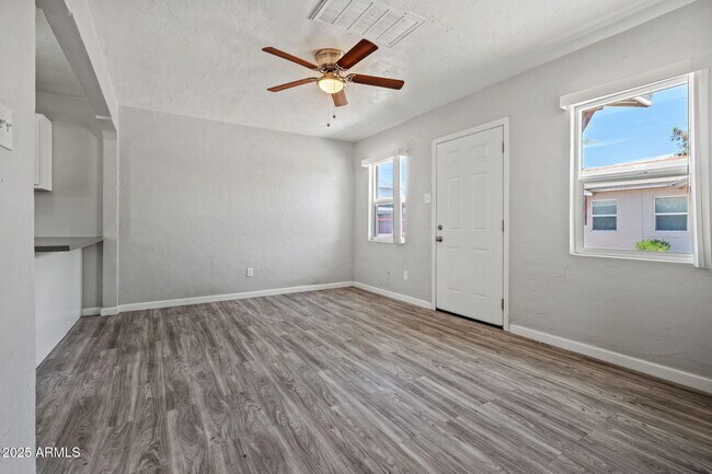 528 E Pierson St Phoenix, AZ 85012 photo 4