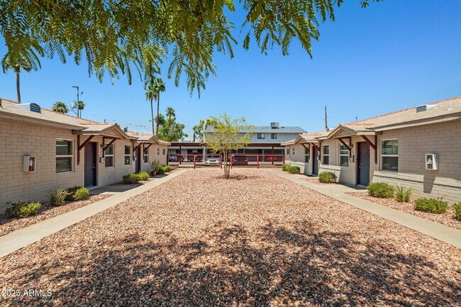 528 E Pierson St Phoenix, AZ 85012 photo 2