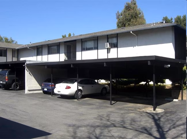 Twelve Oaks Apartments photo 4