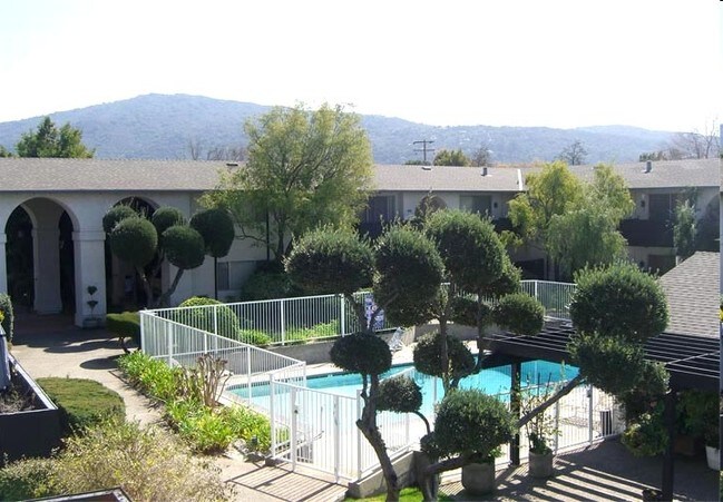 Twelve Oaks Apartments photo 3