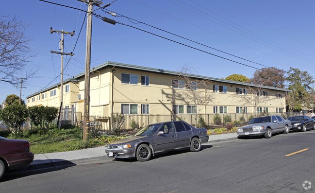502 Berry Ave photo 2