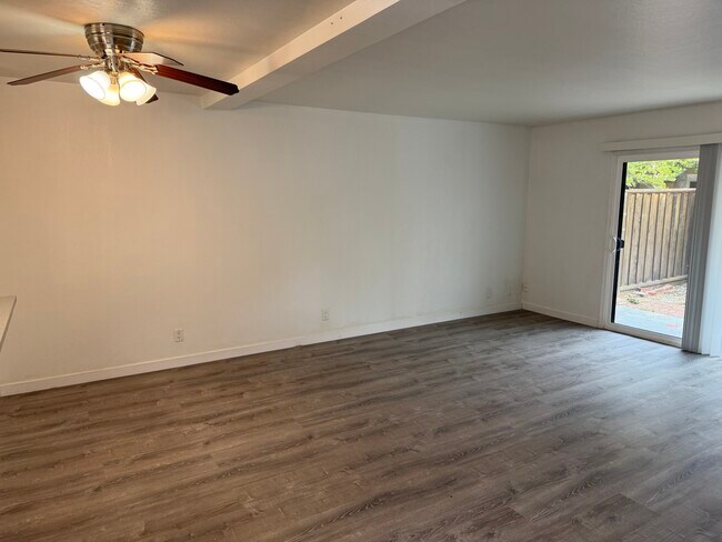 Surfside Palms Apartments photo 2