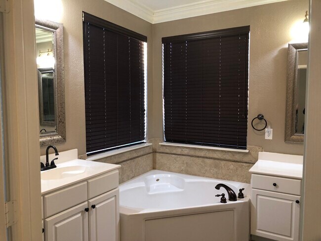 6817 Hillwood Dr Sachse, TX 75048 photo 4