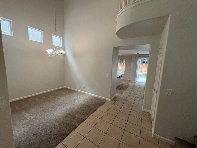 Great Two Story Large Bedroom, Bath Downstairs photo 3