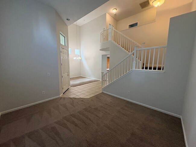 Great Two Story Large Bedroom, Bath Downstairs photo 4