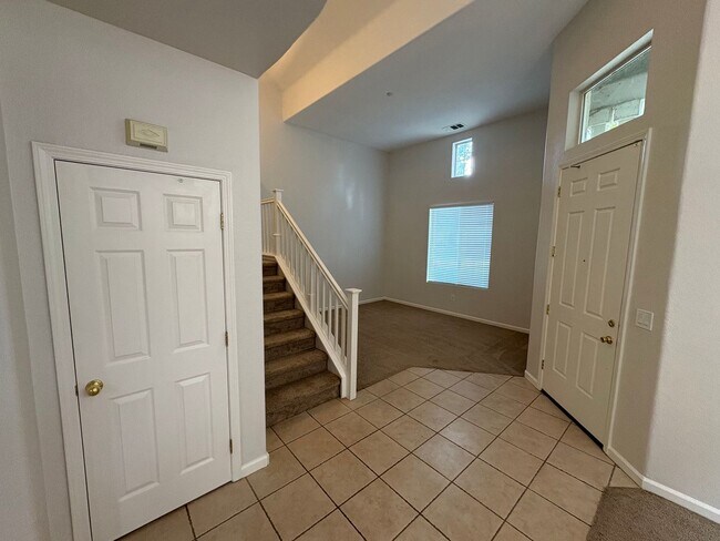 Great Two Story Large Bedroom, Bath Downstairs photo 2