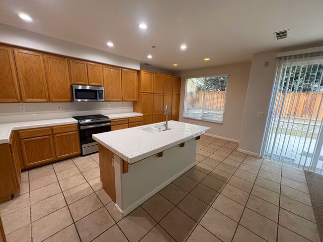 Great Two Story Large Bedroom, Bath Downstairs photo 5