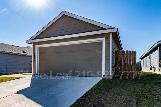 5867 Coahulia Rdg Seguin, TX 78155 photo 2