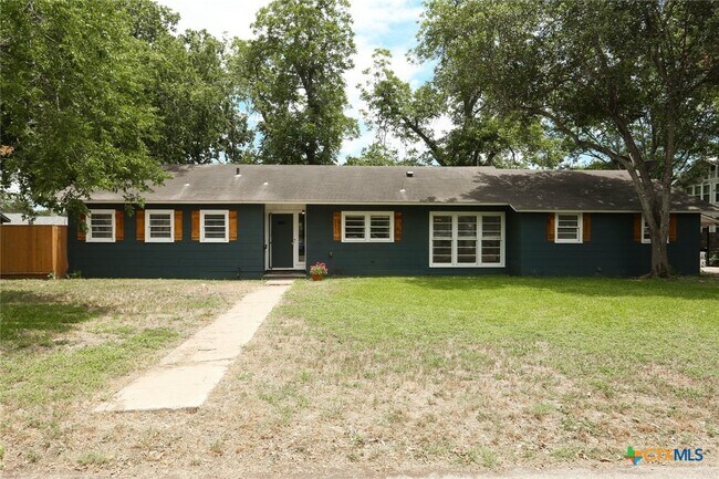 621 Hackberry St Seguin, TX 78155 photo 2