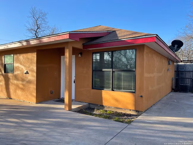 1721 Quintana Rd San Antonio, TX 78211 photo 2
