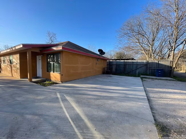 1721 Quintana Rd San Antonio, TX 78211 photo 3