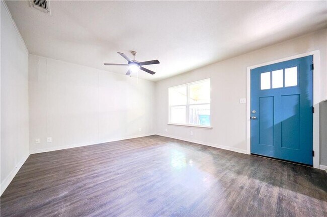 8602 Fireside Dr Austin, TX 78757 photo 4