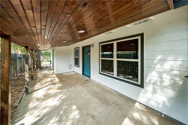 8602 Fireside Dr Austin, TX 78757 photo 2