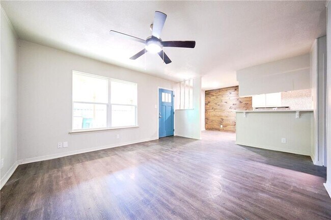 8602 Fireside Dr Austin, TX 78757 photo 3